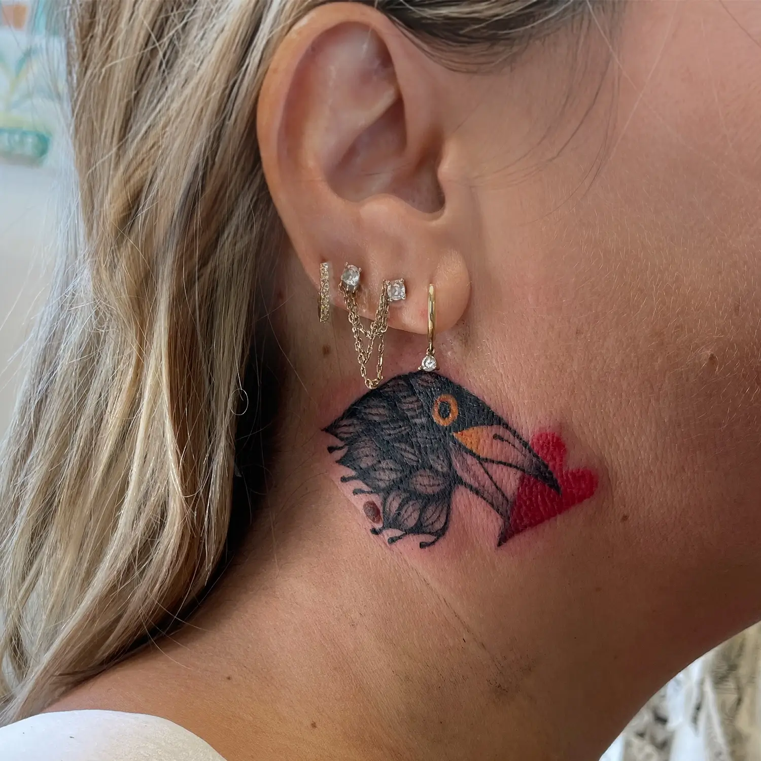Cover tatouage sur l'oreille - avant