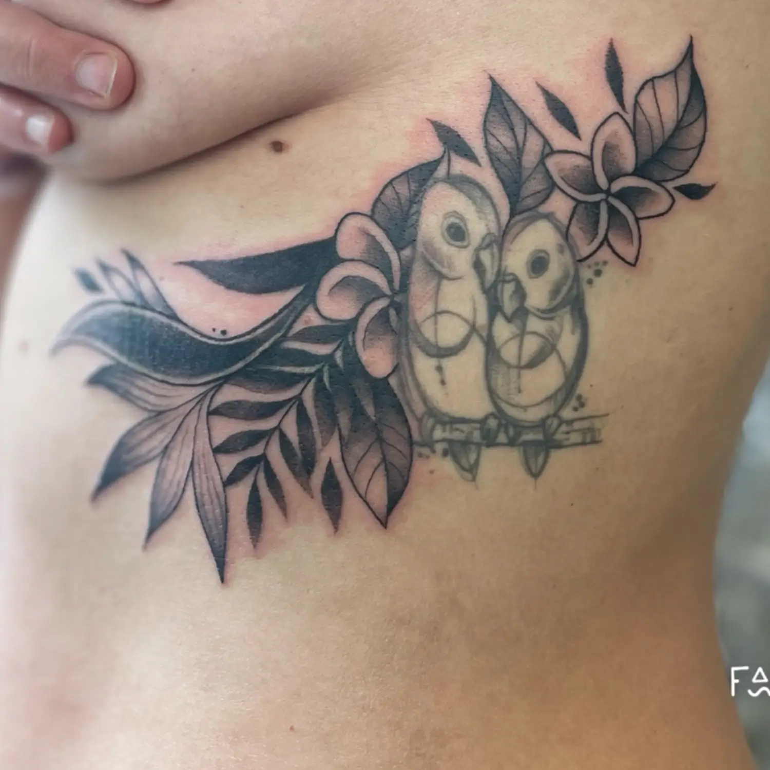 Cover tatouage sur les côtes - avant
