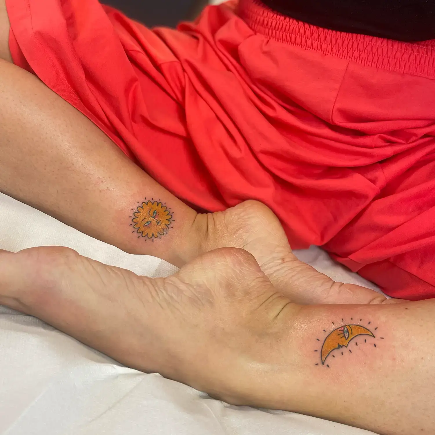 Lune et soleil en tatouage