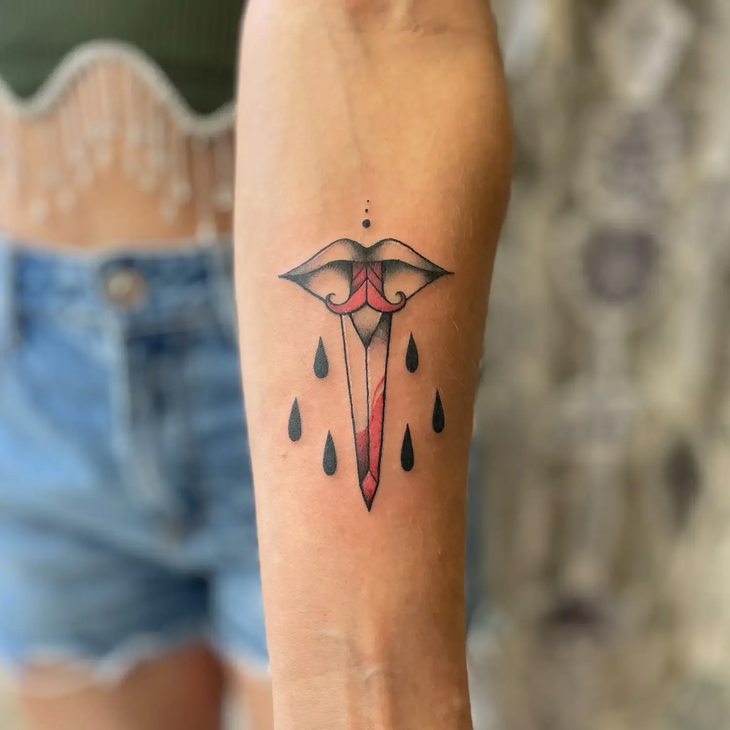 Bouche et couteau en tatouage