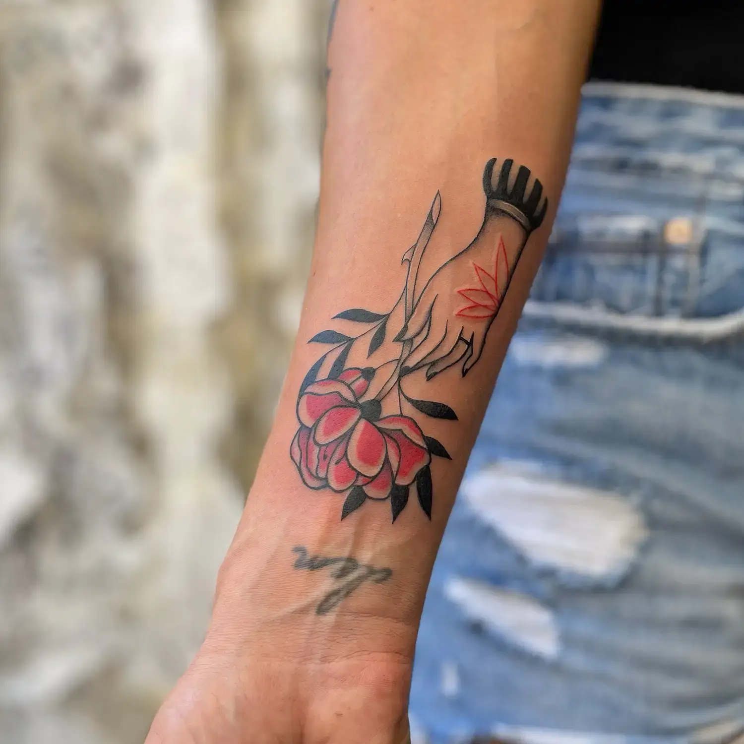 Délicatesse : Main et fleur