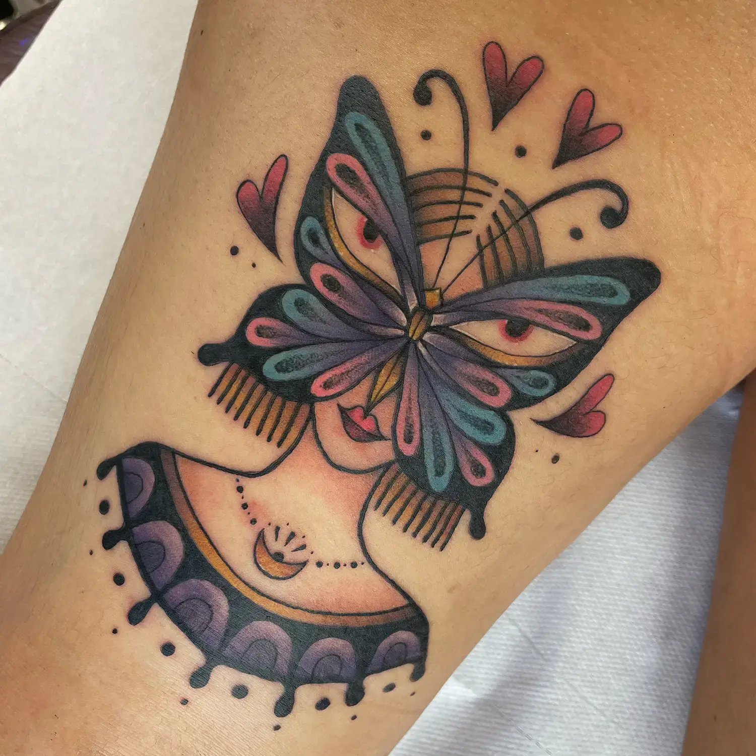 Femme papillon en tatouage